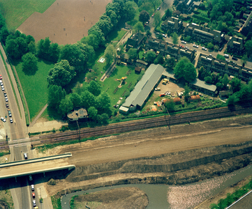 822794 Luchtfoto van de aanleg van een spoorwegviaduct over de Eykmanlaan (links) te Utrecht, uit het noorden. In het ...